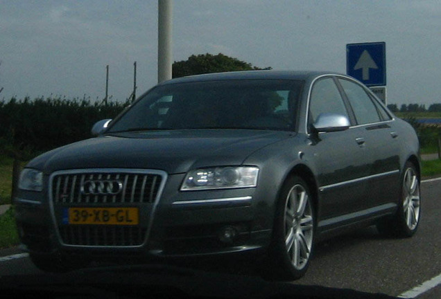 Audi S8 D3