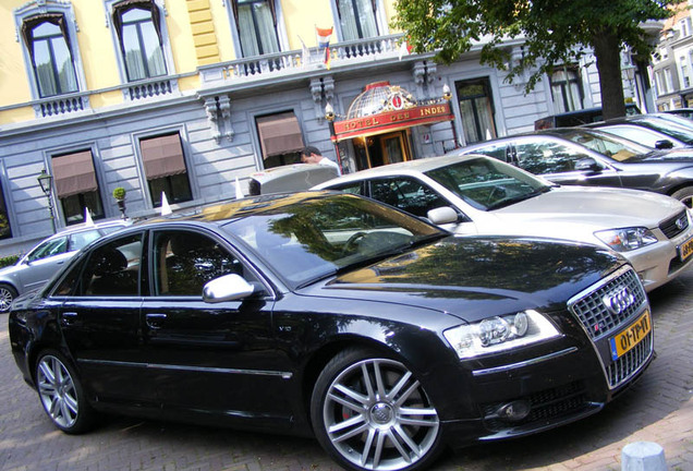 Audi S8 D3