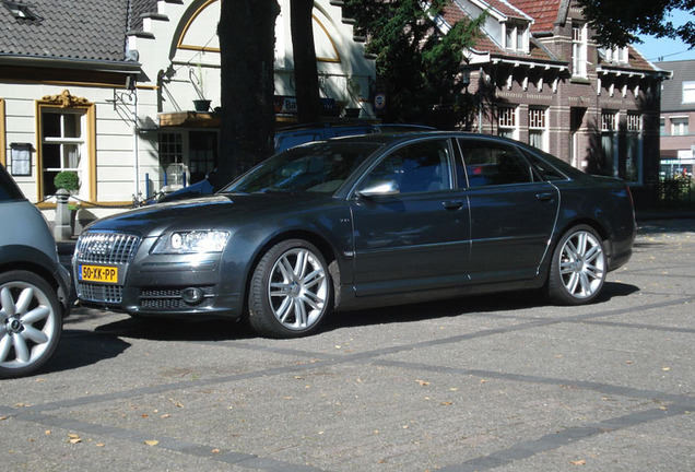 Audi S8 D3