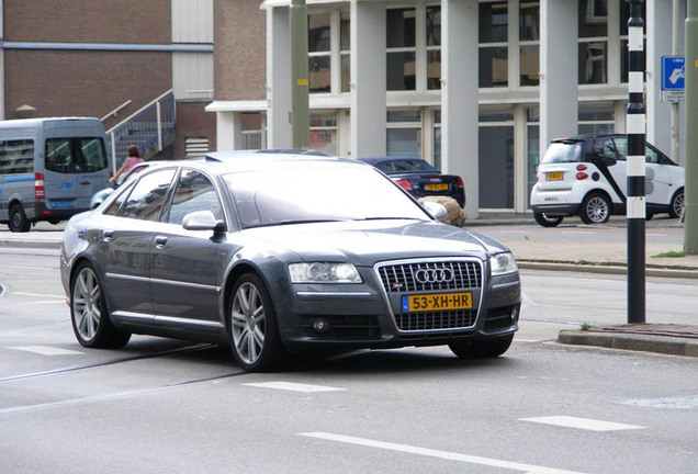 Audi S8 D3