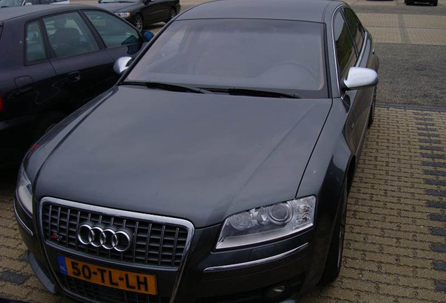 Audi S8 D3