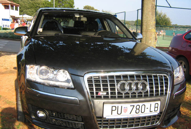 Audi S8 D3