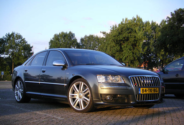 Audi S8 D3