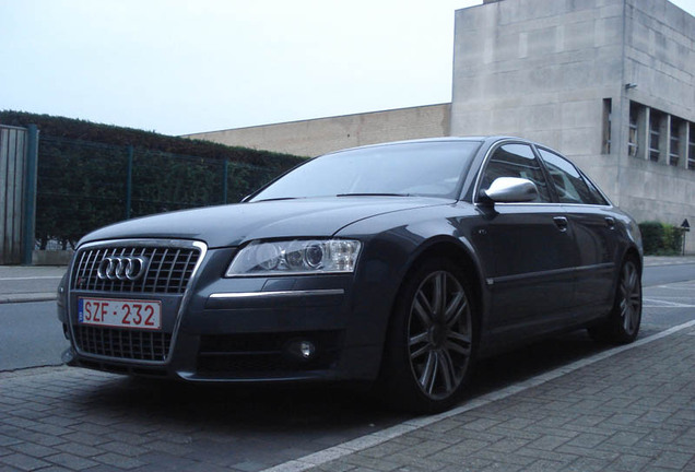 Audi S8 D3