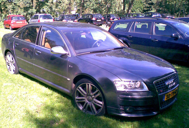 Audi S8 D3