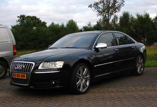 Audi S8 D3