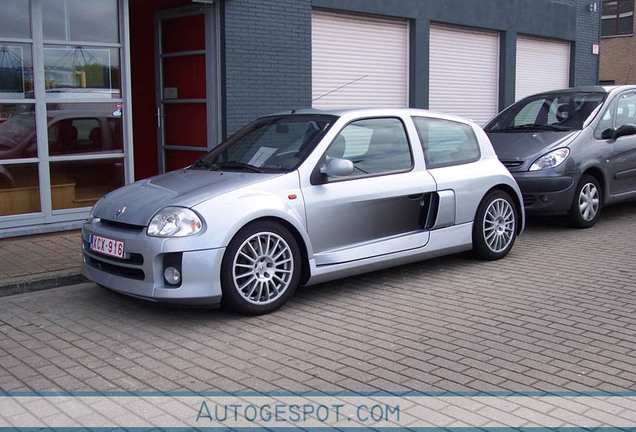 Renault Clio V6