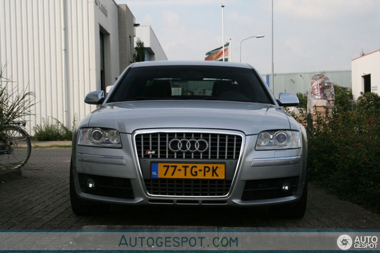 Audi S8 D3