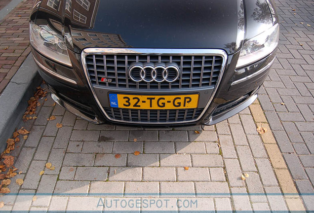 Audi S8 D3