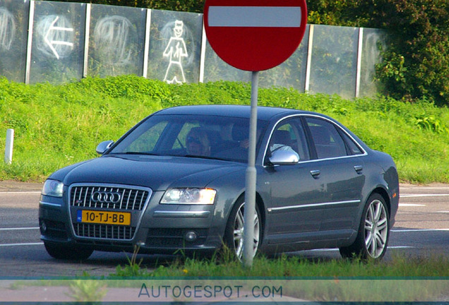 Audi S8 D3