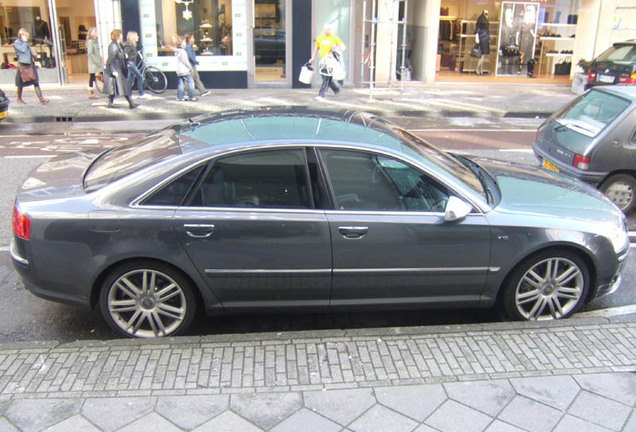 Audi S8 D3