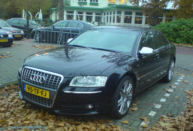 Audi S8 D3