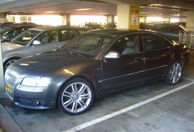 Audi S8 D3