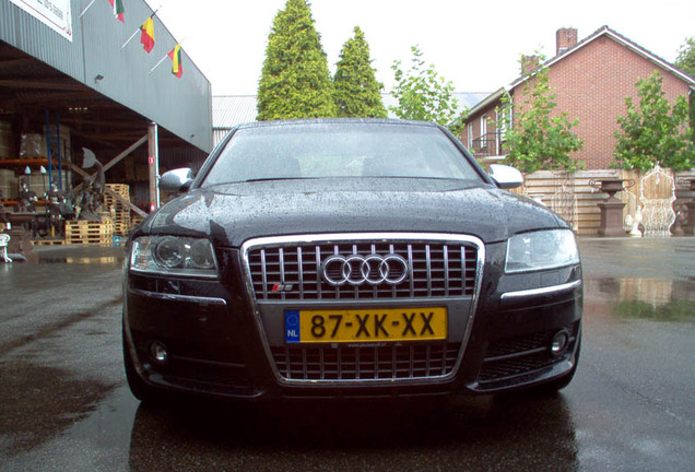 Audi S8 D3