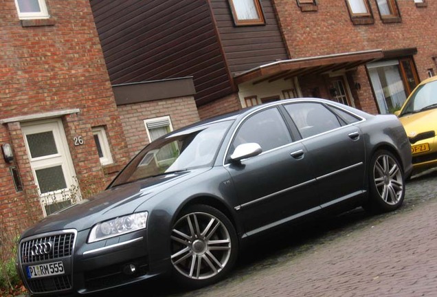 Audi S8 D3