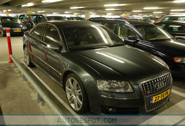 Audi S8 D3