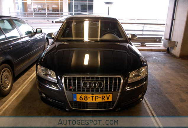 Audi S8 D3