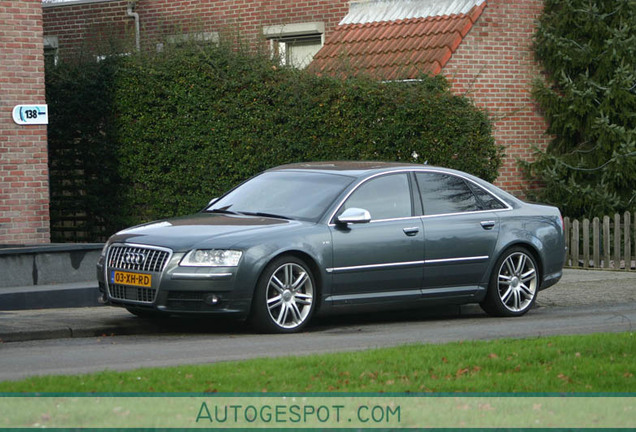 Audi S8 D3