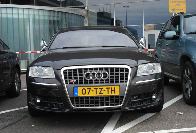 Audi S8 D3