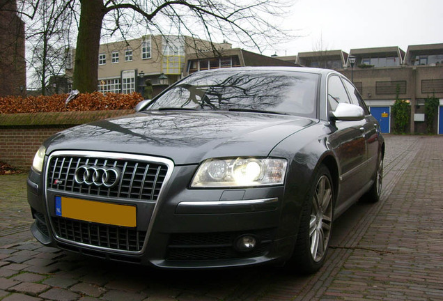 Audi S8 D3