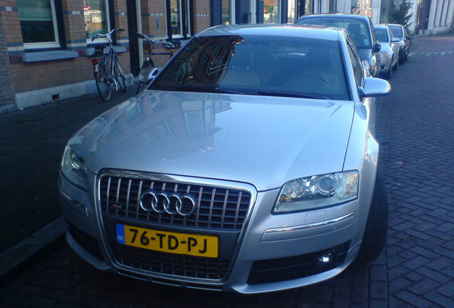 Audi S8 D3