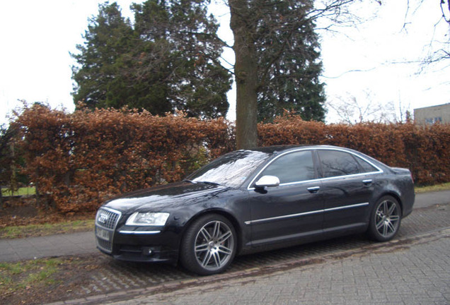 Audi S8 D3