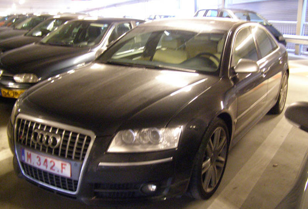 Audi S8 D3