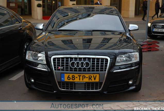 Audi S8 D3