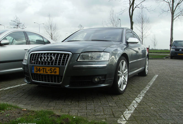 Audi S8 D3