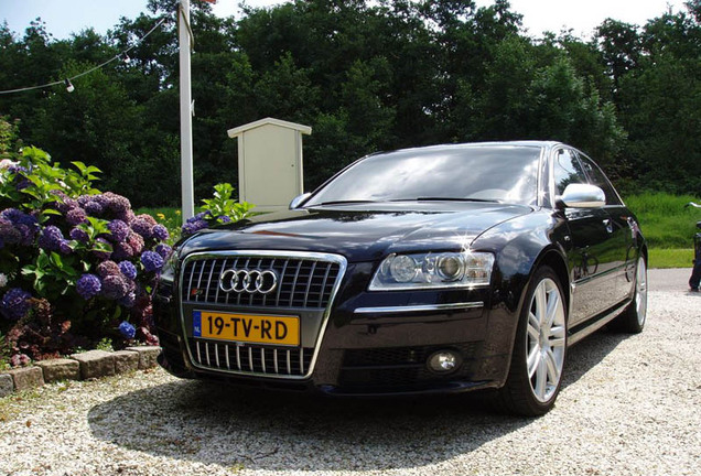 Audi S8 D3