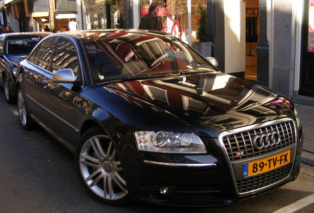 Audi S8 D3