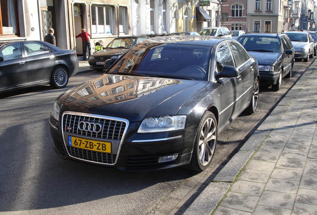 Audi S8 D3