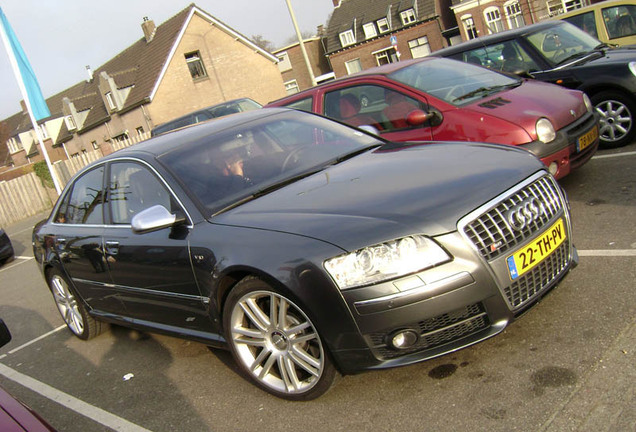 Audi S8 D3