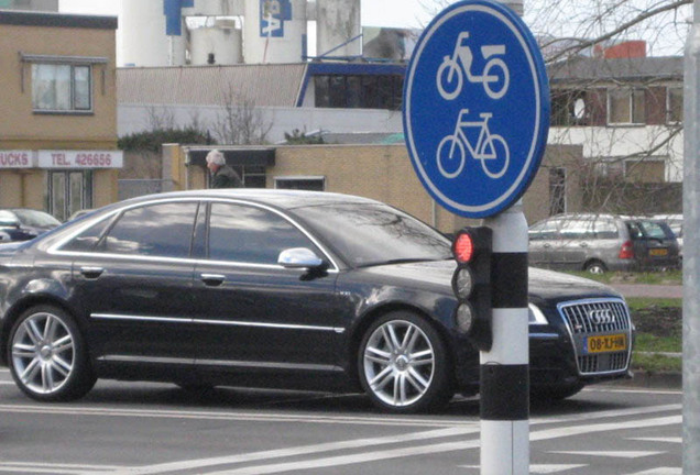 Audi S8 D3