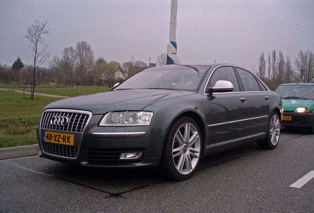 Audi S8 D3