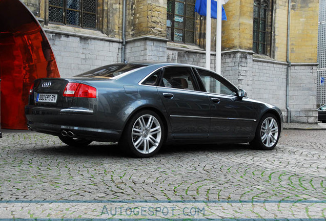 Audi S8 D3