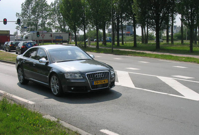 Audi S8 D3