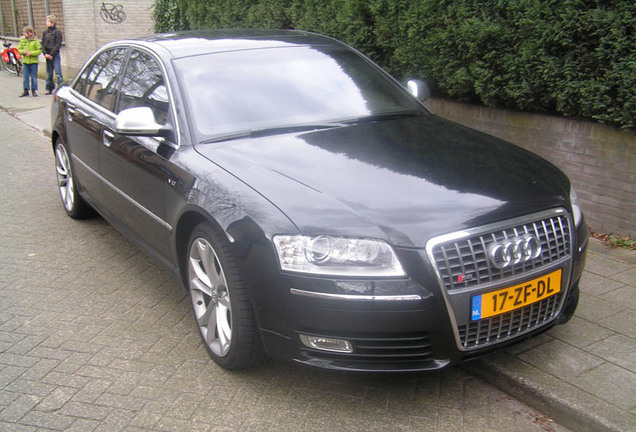 Audi S8 D3