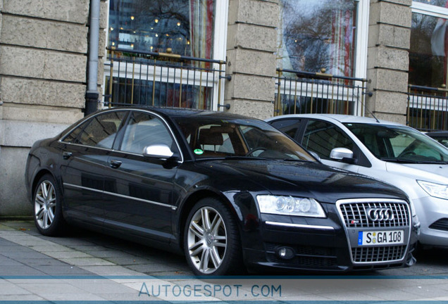 Audi S8 D3