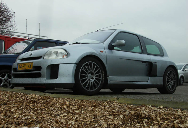 Renault Clio V6