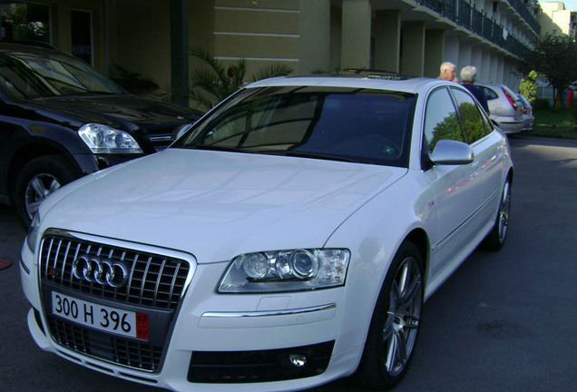 Audi S8 D3