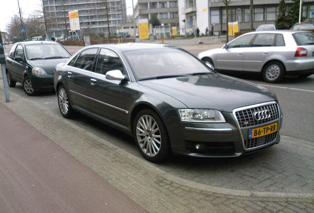 Audi S8 D3