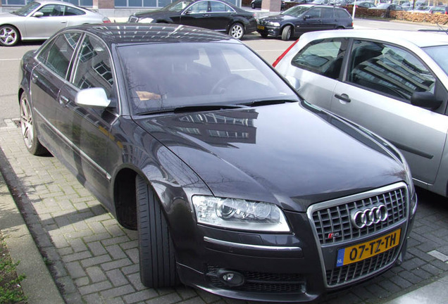 Audi S8 D3