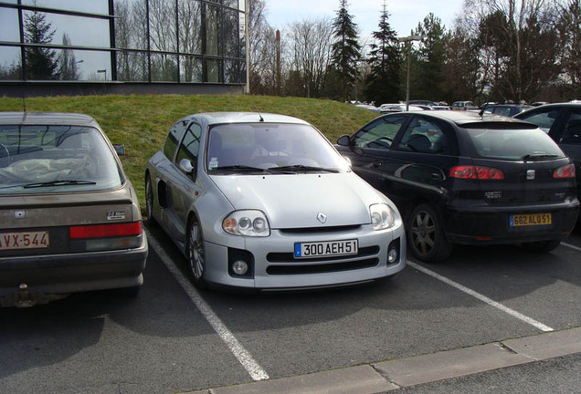 Renault Clio V6