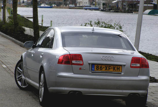 Audi S8 D3