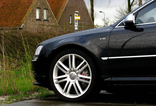 Audi S8 D3