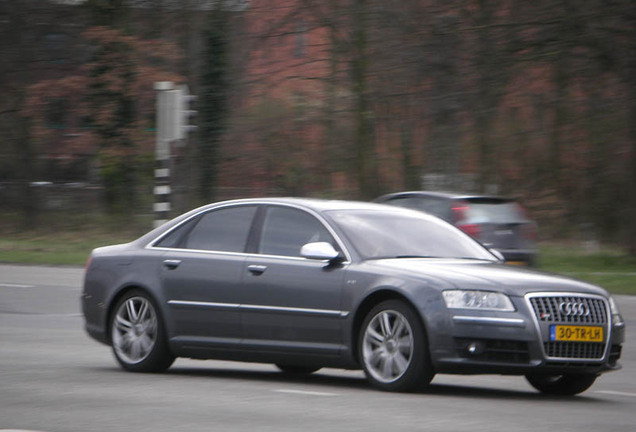 Audi S8 D3