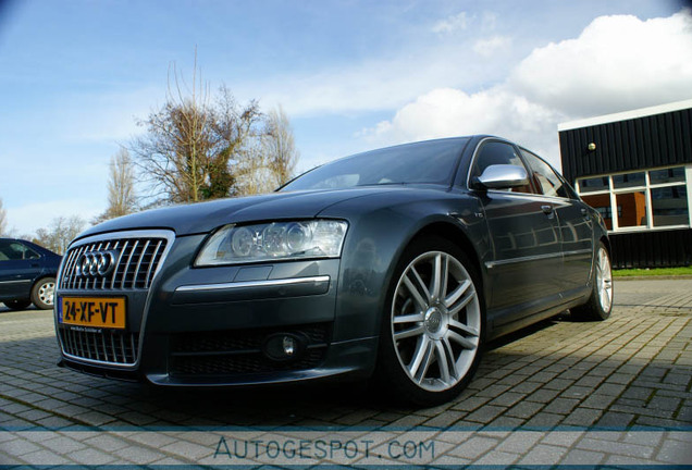 Audi S8 D3