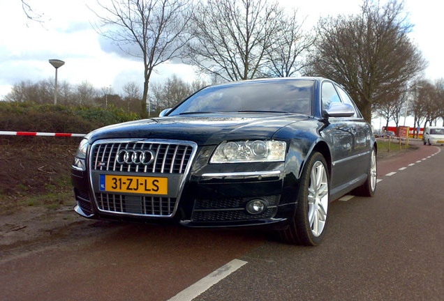 Audi S8 D3