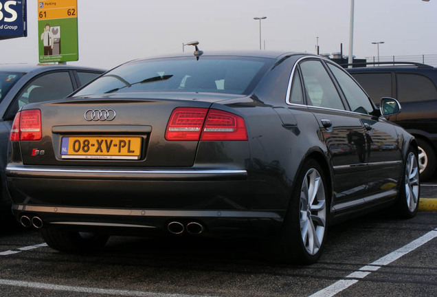 Audi S8 D3